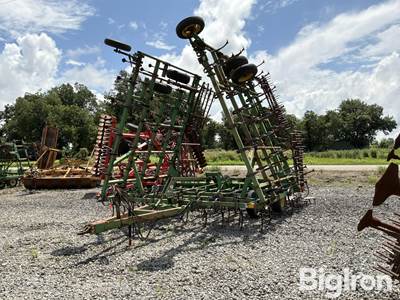 John Deere 980 Field Cultivator