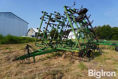John Deere 980 40' Field Cultivator w/3 Bar Harrow