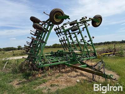 John Deere 980 36' field Cultivator