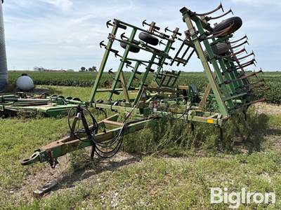 John Deere 980 Field Cultivator