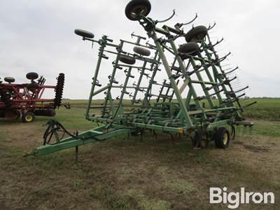 John Deere 980 Field Cultivator w/3 Bar Harrow