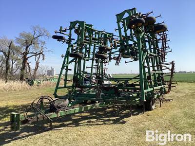 John Deere 985 Field Cultivator