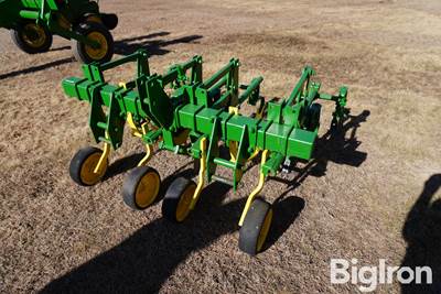 John Deere 2R30 Cultivator