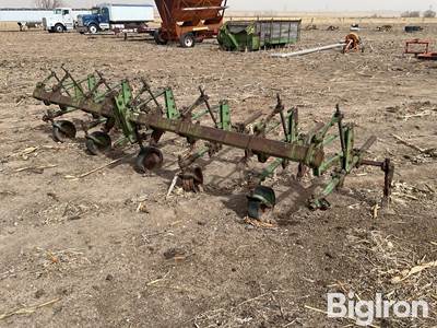 John Deere 6R30 Cultivator