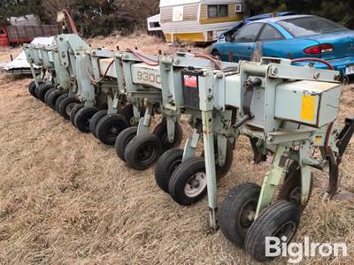 Orthman 9300 8R30" Cultivator