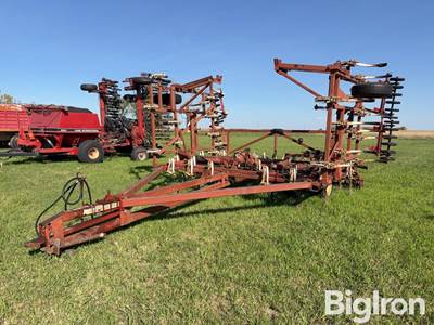 Wil-Rich 27’ Field Cultivator