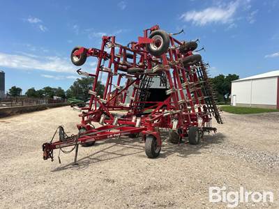 Wil-Rich Quad 5 Field Cultivator