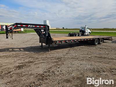 2018 PJ Trailers 32' T/A Flatbed Gooseneck Trailer
