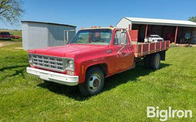1977 Chevrolet K-30 Custom Deluxe 2WD Flatbed Truck