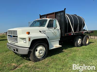 1993 Ford F700 S/A Flatbed Truck w/Tank