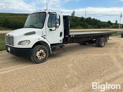 2004 Freightliner M2 100 24’ Flatbed Truck