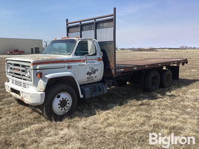 1984 GMC 6000 T/A flatbed truck w/Hoist