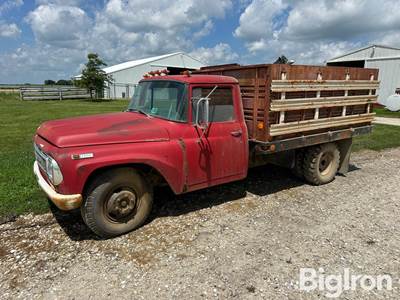 1968 International 1300C S/A Flatbed Truck
