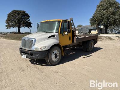 2005 International 4300 SBA 4x2 S/A Flatbed Truck