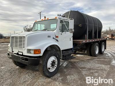 2000 International 4700 T/A Flatbed Truck w/3,135-Gallon Poly Tank