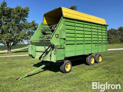 John Deere 716 T/A Forage Harvest Wagon