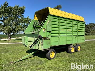 John Deere 716 T/A Forage Harvest Wagon