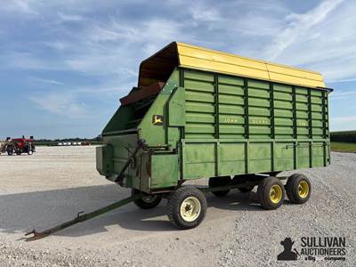 John Deere 716 Silage Wagon
