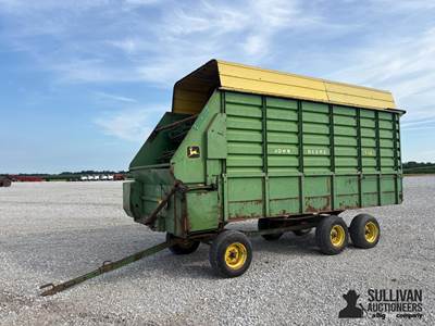 John Deere 716 Silage Wagon