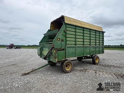 John Deere 716 Silage Wagon