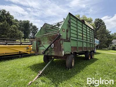John Deere 716A Forage Wagon