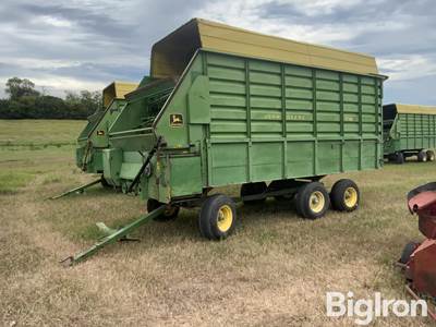 John Deere 716A Silage Wagon