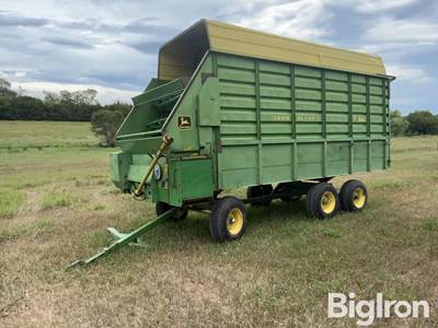 John Deere 716A Silage Wagon