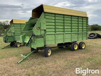 John Deere 716A Silage Wagon