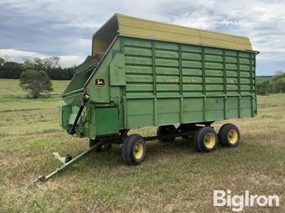 John Deere 716A Silage Wagon