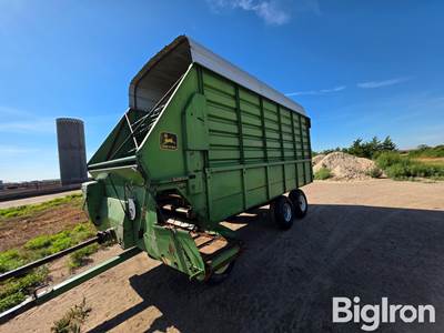 John Deere 716A Forage Wagon