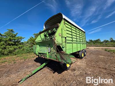 John Deere 716A Forage Wagon