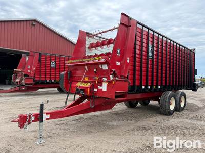 2014 Meyer 6224 Front & Rear Unload T/A Forage Wagon
