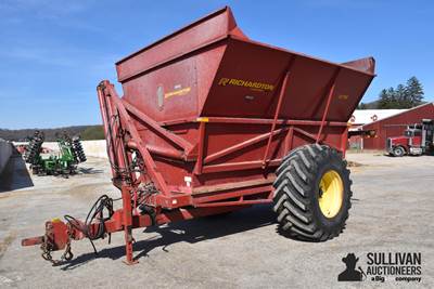 Richardton 8210 High-Lift Forage Wagon