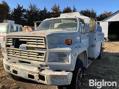 1983 Ford F800 S/A Fuel Truck