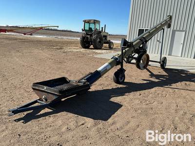 Harvest International T1032 Grain Auger w/Hopper