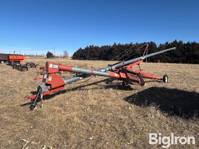 Hutchinson 8"x61' Auger W/Swing-out Hopper