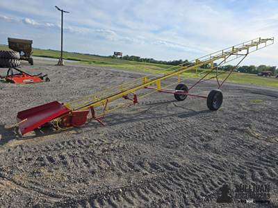 New Holland 132 Bale Conveyor