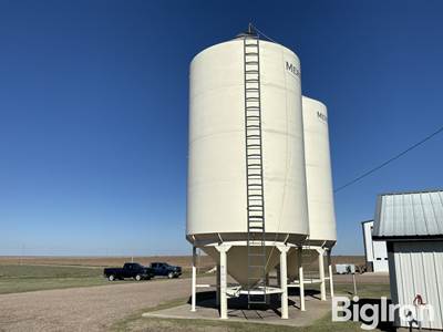 2012 Meridian 13'6" Cone Bottom Grain Bin