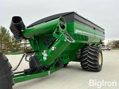 2015 Brent 1196 Grain Cart