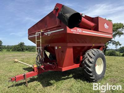 EZ Trail 700 Grain Cart