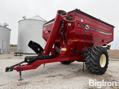 2017 J&M 812-18 X-Tended Reach 875 Bushel Grain Cart