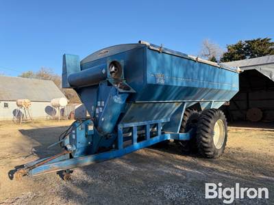 Kinze 1040 Row Crop Grain Cart