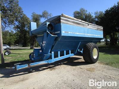 1997 Kinze AW 840 Grain Cart