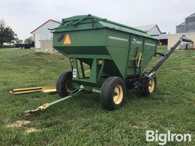 Demco Gravity Wagon w/Hydraulic Auger