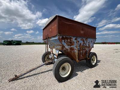DMI D400A Gravity Flow Wagon