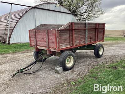 Huskee Wagon W/ Hoist
