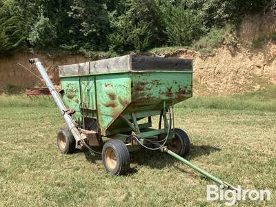 Huskee Gravity Wagon w/Hydraulic Drive Auger