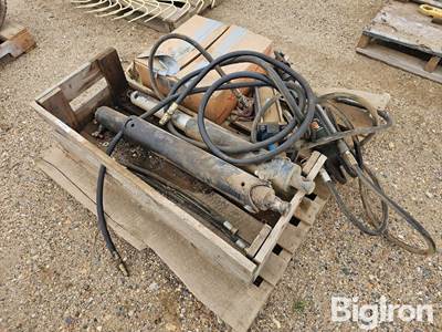 Gleaner M2 Feeder House Lift Cylinders