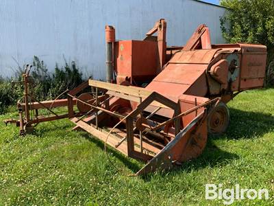 Allis-Chalmers 90 Pull-Type Combine