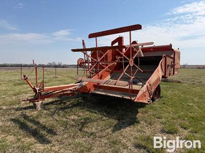 Allis-Chalmers All-Crop 66 Pull-Type Combine